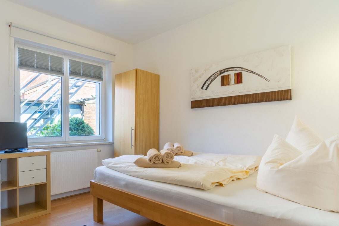 Ferienwohnung Norderney Backbord Schlafzimmer 2 Doppelbett Seitenansicht